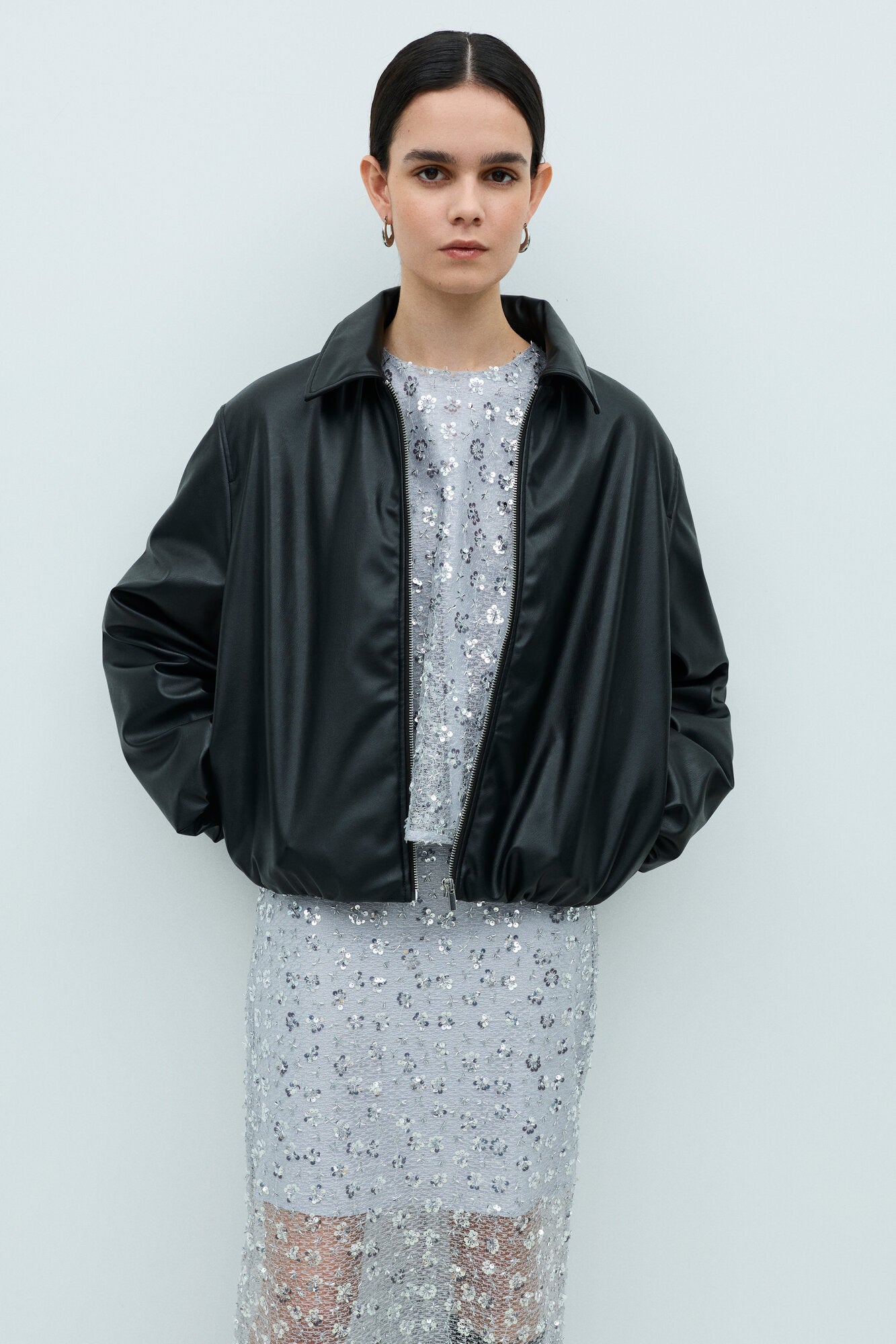 Viglita O-Neck glimmertop – sølvfarvet